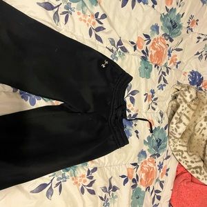 These are under armour pants and ignore the white hair. Good for warmth👍